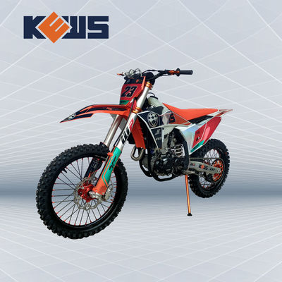 Bicicleta Dirt K23 vermelha, branca e preta com motor NC300S refrigerado a água 23kw Enduro