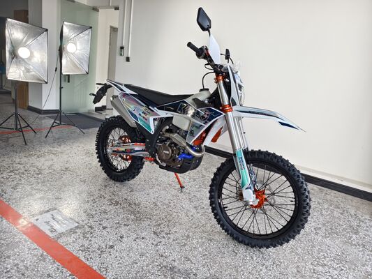KEWS k23 R-edition 4 Takes Enduro Motorcycle com 21,0 kW Potência de saída 25,0 N * m Torque máximo e 140 km / h velocidade máxima